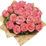 Букет из 25 розовых роз в крафт бумаге