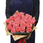 Букет из 25 розовых роз в крафт бумаге