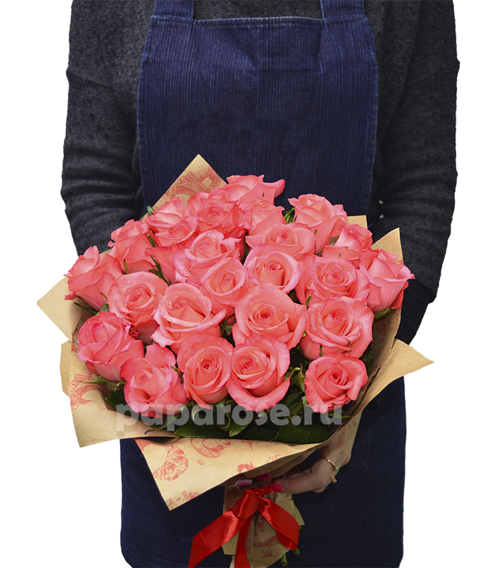 Букет из 25 розовых роз в крафт-бумаге