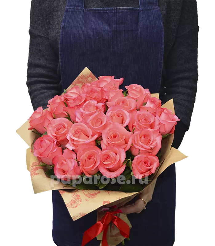 25 розовых роз в крафт бумаге